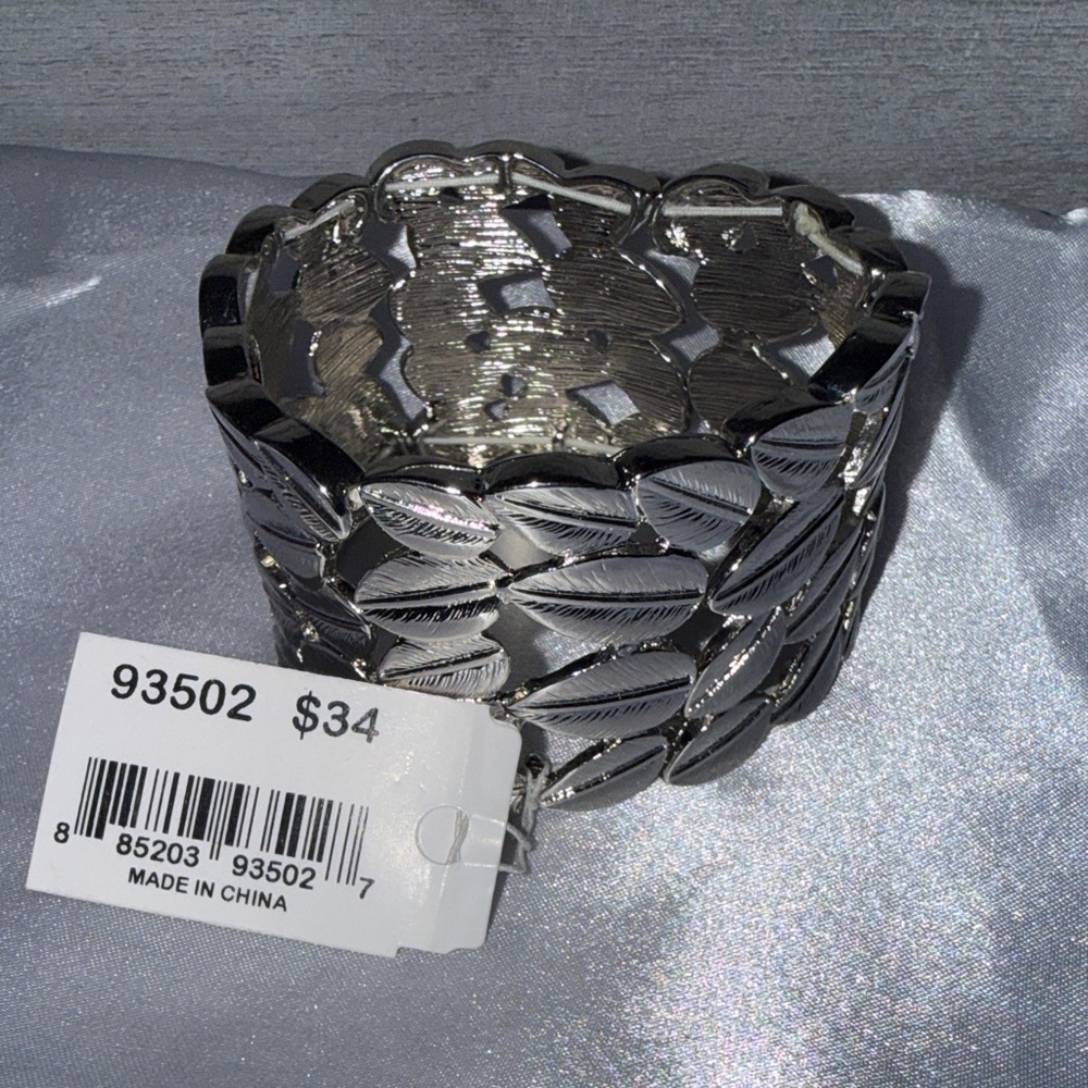 Vivi Silver Leaf Pattern Bracelet - image 2